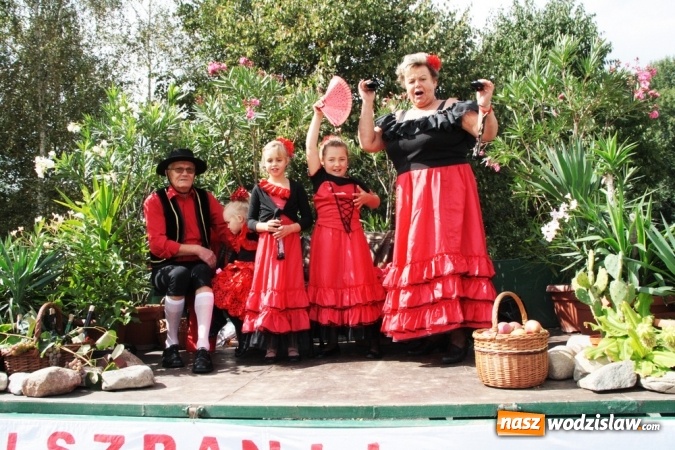 Zdjęcie w galerii na portalu naszwodzislaw.com: Ogromny korow&oacute;d dożynkowy w Bukowie wiadomości z regionu