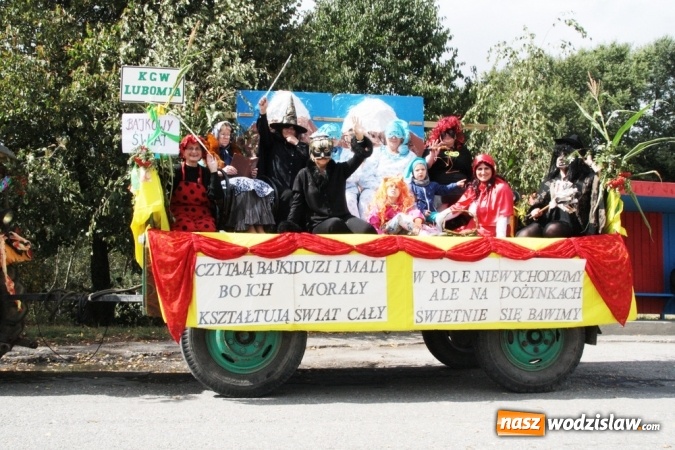 Zdjęcie w galerii na portalu naszwodzislaw.com: Ogromny korow&oacute;d dożynkowy w Bukowie wiadomości z regionu