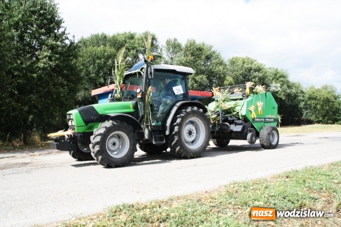 Zdjęcie w galerii na portalu naszwodzislaw.com: Ogromny korow&oacute;d dożynkowy w Bukowie wiadomości z regionu