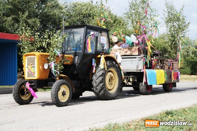 Zdjęcie w galerii na portalu naszwodzislaw.com: Ogromny korow&oacute;d dożynkowy w Bukowie wiadomości z regionu