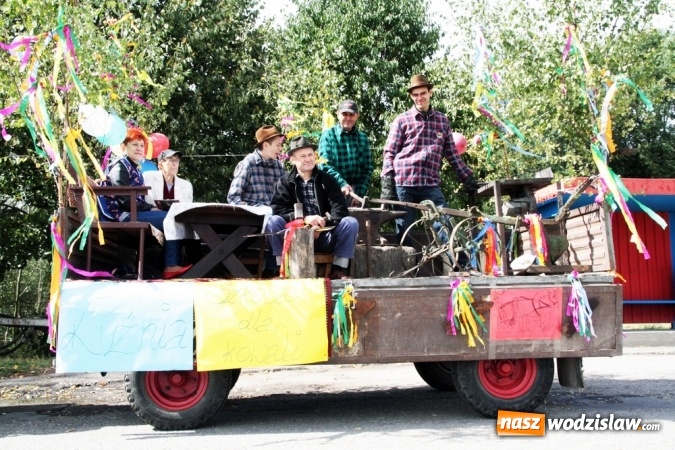 Zdjęcie w galerii na portalu naszwodzislaw.com: Ogromny korow&oacute;d dożynkowy w Bukowie wiadomości z regionu