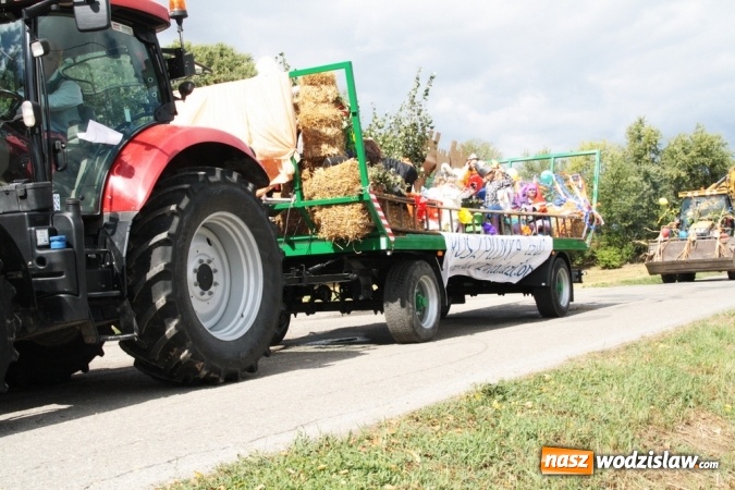 Zdjęcie w galerii na portalu naszwodzislaw.com: Ogromny korow&oacute;d dożynkowy w Bukowie wiadomości z regionu