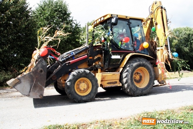 Zdjęcie w galerii na portalu naszwodzislaw.com: Ogromny korow&oacute;d dożynkowy w Bukowie wiadomości z regionu