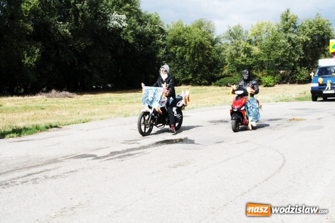 Zdjęcie w galerii na portalu naszwodzislaw.com: Ogromny korow&oacute;d dożynkowy w Bukowie wiadomości z regionu