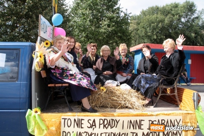 Zdjęcie w galerii na portalu naszwodzislaw.com: Ogromny korow&oacute;d dożynkowy w Bukowie wiadomości z regionu