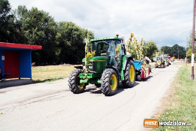 Zdjęcie w galerii na portalu naszwodzislaw.com: Ogromny korow&oacute;d dożynkowy w Bukowie wiadomości z regionu
