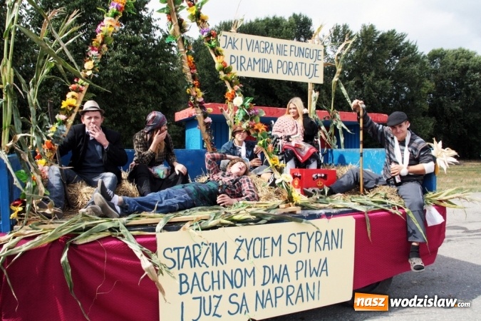 Zdjęcie w galerii na portalu naszwodzislaw.com: Ogromny korow&oacute;d dożynkowy w Bukowie wiadomości z regionu