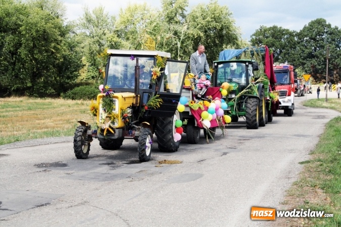Zdjęcie w galerii na portalu naszwodzislaw.com: Ogromny korow&oacute;d dożynkowy w Bukowie wiadomości z regionu
