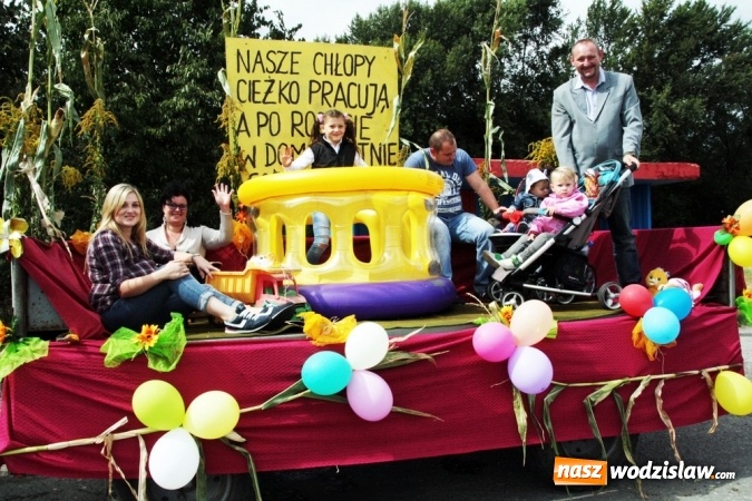 Zdjęcie w galerii na portalu naszwodzislaw.com: Ogromny korow&oacute;d dożynkowy w Bukowie wiadomości z regionu