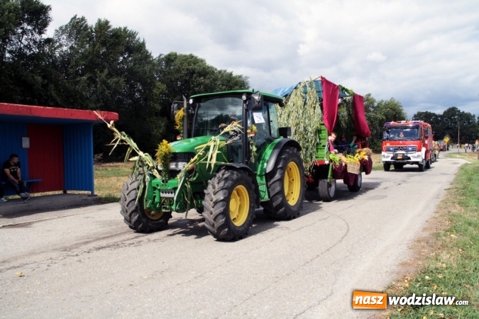 Zdjęcie w galerii na portalu naszwodzislaw.com: Ogromny korow&oacute;d dożynkowy w Bukowie wiadomości z regionu