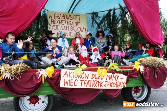 Zdjęcie w galerii na portalu naszwodzislaw.com: Ogromny korow&oacute;d dożynkowy w Bukowie wiadomości z regionu