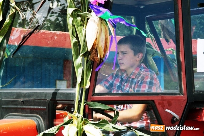 Zdjęcie w galerii na portalu naszwodzislaw.com: Ogromny korow&oacute;d dożynkowy w Bukowie wiadomości z regionu