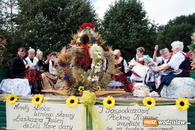 Zdjęcie w galerii na portalu naszwodzislaw.com: Ogromny korow&oacute;d dożynkowy w Bukowie wiadomości z regionu