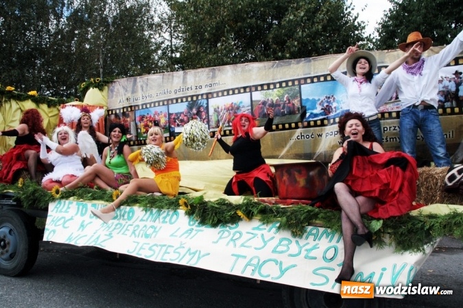 Zdjęcie w galerii na portalu naszwodzislaw.com: Ogromny korow&oacute;d dożynkowy w Bukowie wiadomości z regionu