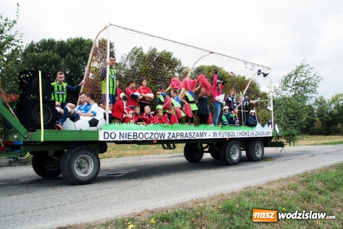 Zdjęcie w galerii na portalu naszwodzislaw.com: Ogromny korow&oacute;d dożynkowy w Bukowie wiadomości z regionu