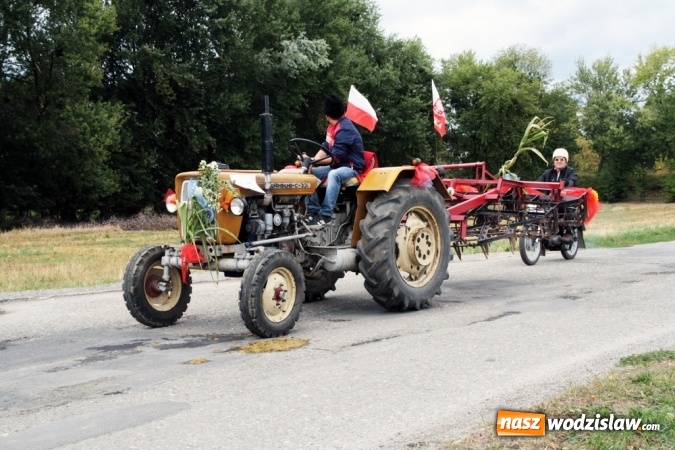 Zdjęcie w galerii na portalu naszwodzislaw.com: Ogromny korow&oacute;d dożynkowy w Bukowie wiadomości z regionu