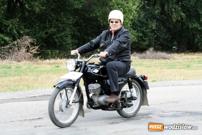 Zdjęcie w galerii na portalu naszwodzislaw.com: Ogromny korow&oacute;d dożynkowy w Bukowie wiadomości z regionu