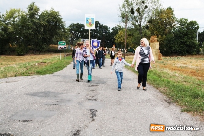 Zdjęcie w galerii na portalu naszwodzislaw.com: Ogromny korow&oacute;d dożynkowy w Bukowie wiadomości z regionu