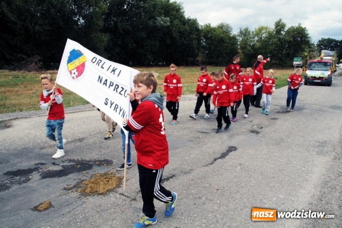 Zdjęcie w galerii na portalu naszwodzislaw.com: Ogromny korow&oacute;d dożynkowy w Bukowie wiadomości z regionu
