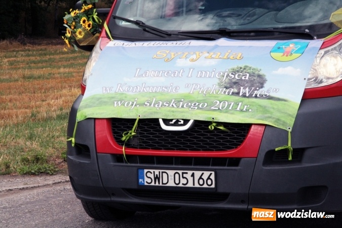 Zdjęcie w galerii na portalu naszwodzislaw.com: Ogromny korow&oacute;d dożynkowy w Bukowie wiadomości z regionu