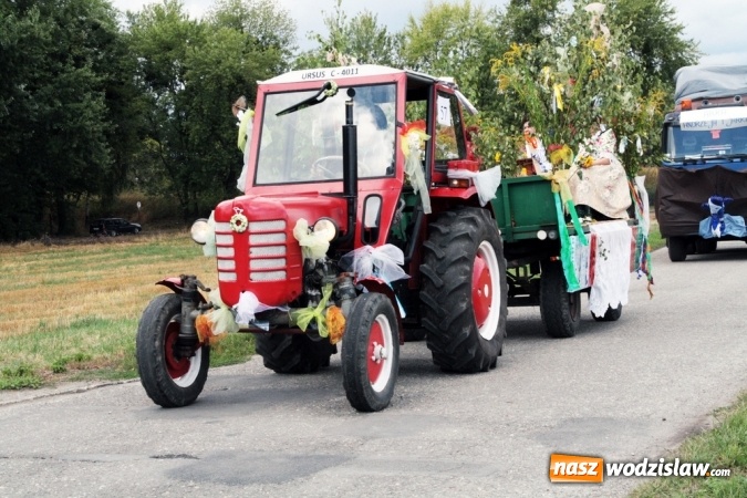 Zdjęcie w galerii na portalu naszwodzislaw.com: Ogromny korow&oacute;d dożynkowy w Bukowie wiadomości z regionu