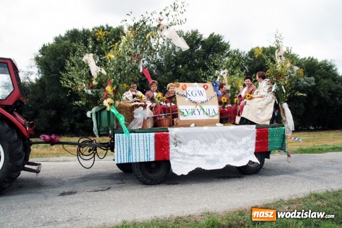 Zdjęcie w galerii na portalu naszwodzislaw.com: Ogromny korow&oacute;d dożynkowy w Bukowie wiadomości z regionu