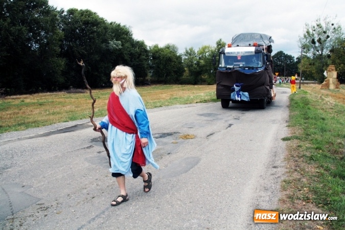 Zdjęcie w galerii na portalu naszwodzislaw.com: Ogromny korow&oacute;d dożynkowy w Bukowie wiadomości z regionu