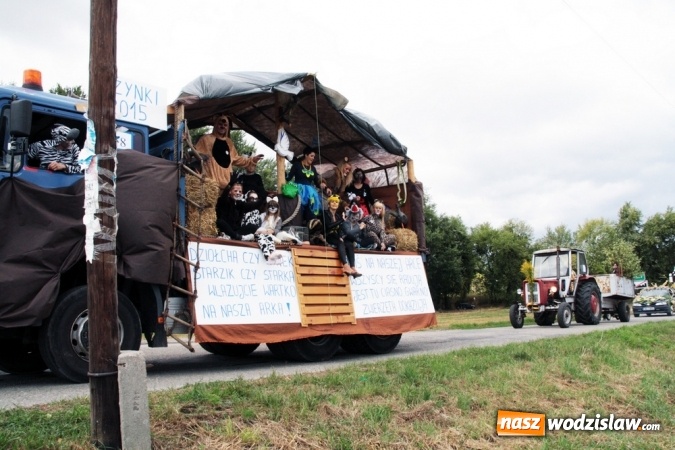 Zdjęcie w galerii na portalu naszwodzislaw.com: Ogromny korow&oacute;d dożynkowy w Bukowie wiadomości z regionu