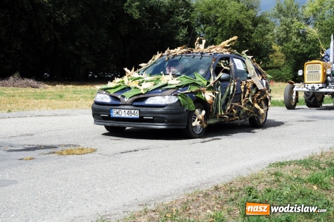 Zdjęcie w galerii na portalu naszwodzislaw.com: Ogromny korow&oacute;d dożynkowy w Bukowie wiadomości z regionu