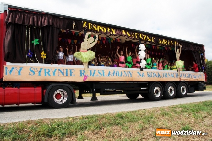 Zdjęcie w galerii na portalu naszwodzislaw.com: Ogromny korow&oacute;d dożynkowy w Bukowie wiadomości z regionu