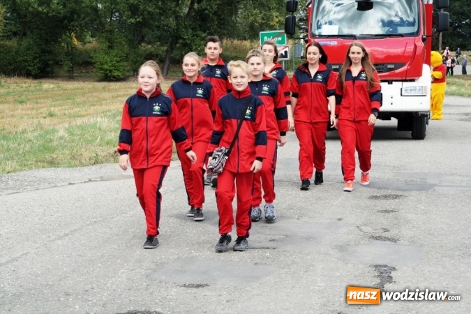 Zdjęcie w galerii na portalu naszwodzislaw.com: Ogromny korow&oacute;d dożynkowy w Bukowie wiadomości z regionu