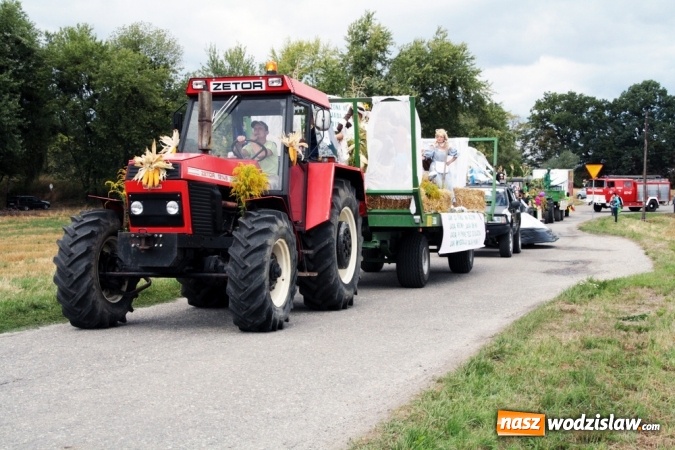 Zdjęcie w galerii na portalu naszwodzislaw.com: Ogromny korow&oacute;d dożynkowy w Bukowie wiadomości z regionu