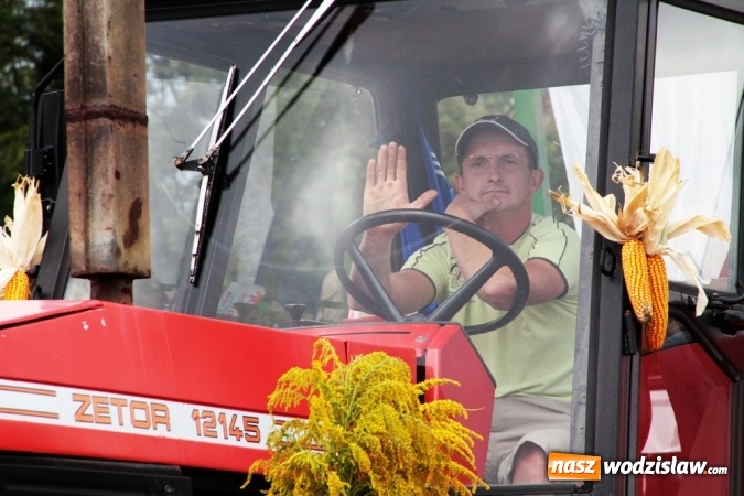 Zdjęcie w galerii na portalu naszwodzislaw.com: Ogromny korow&oacute;d dożynkowy w Bukowie wiadomości z regionu