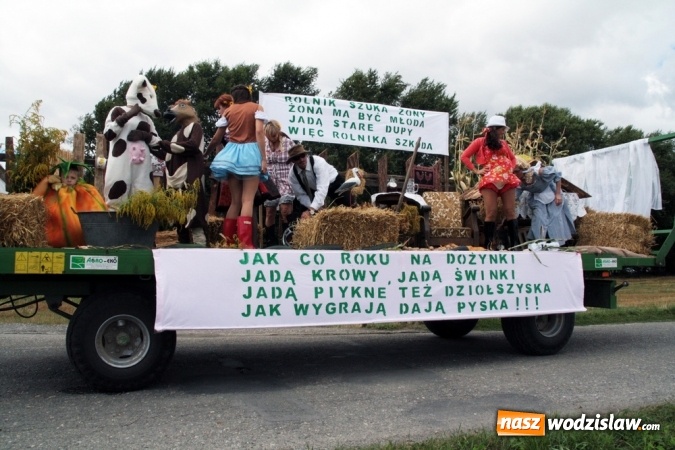 Zdjęcie w galerii na portalu naszwodzislaw.com: Ogromny korow&oacute;d dożynkowy w Bukowie wiadomości z regionu