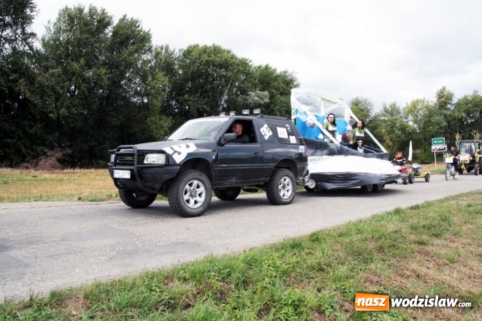 Zdjęcie w galerii na portalu naszwodzislaw.com: Ogromny korow&oacute;d dożynkowy w Bukowie wiadomości z regionu