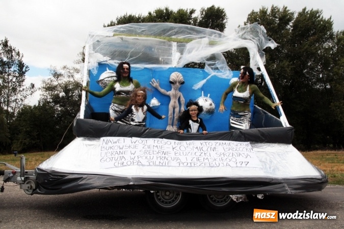 Zdjęcie w galerii na portalu naszwodzislaw.com: Ogromny korow&oacute;d dożynkowy w Bukowie wiadomości z regionu