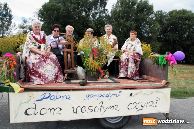 Zdjęcie w galerii na portalu naszwodzislaw.com: Ogromny korow&oacute;d dożynkowy w Bukowie wiadomości z regionu