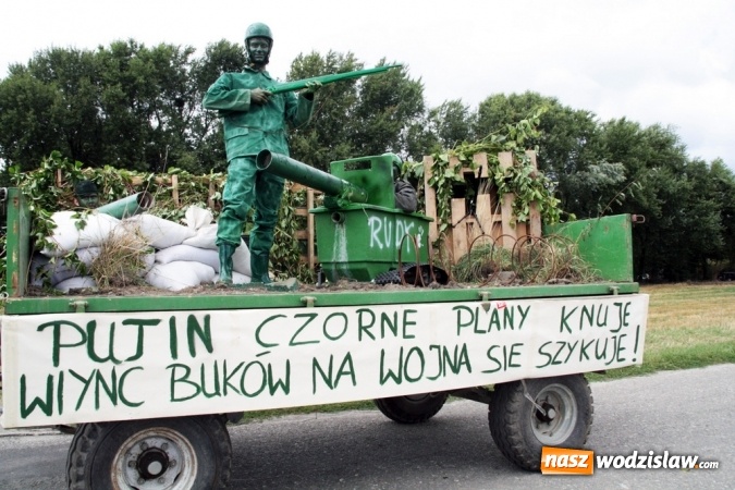 Zdjęcie w galerii na portalu naszwodzislaw.com: Ogromny korow&oacute;d dożynkowy w Bukowie wiadomości z regionu