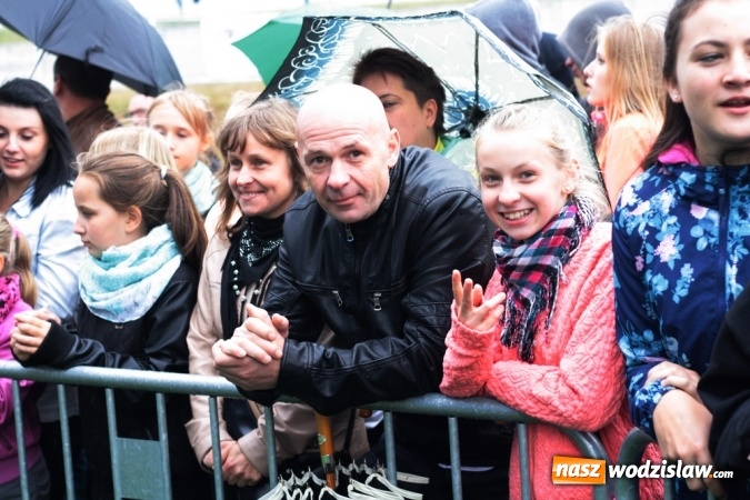 Zdjęcie w galerii na portalu naszwodzislaw.com: Donatan & Cleo oraz grupa Dżem na finał dożynek w Bukowie wiadomości z regionu