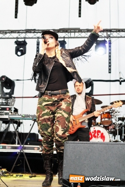 Zdjęcie w galerii na portalu naszwodzislaw.com: Donatan & Cleo oraz grupa Dżem na finał dożynek w Bukowie wiadomości z regionu