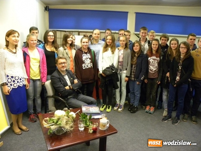 Zdjęcie w galerii na portalu naszwodzislaw.com: Gimnazjaliści spotkali się z Michałem Rusinkiem wiadomości z regionu