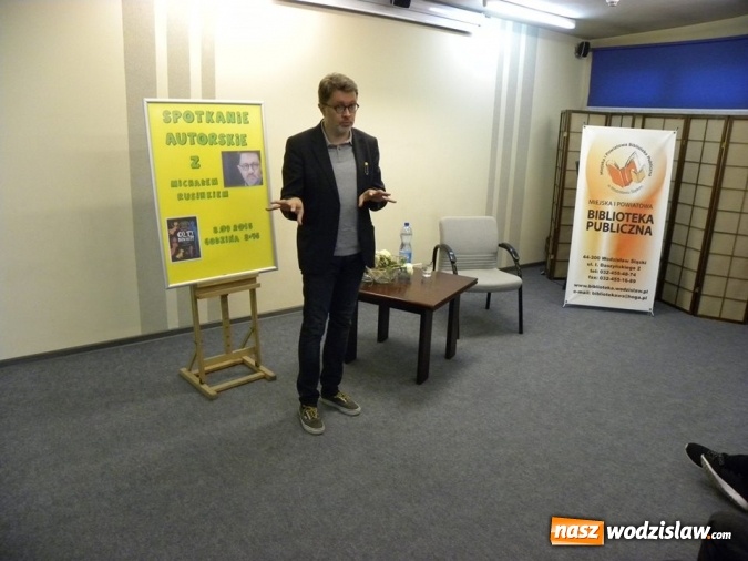 Zdjęcie w galerii na portalu naszwodzislaw.com: Gimnazjaliści spotkali się z Michałem Rusinkiem wiadomości z regionu