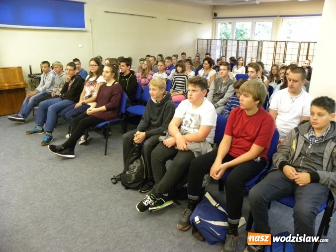 Zdjęcie w galerii na portalu naszwodzislaw.com: Gimnazjaliści spotkali się z Michałem Rusinkiem wiadomości z regionu