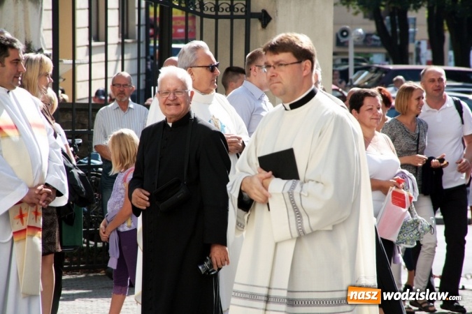 Zdjęcie w galerii na portalu naszwodzislaw.com: Wierni zawitali do Bazyliki Narodzenia Najświętszej Maryi Panny w Pszowie wiadomości z regionu
