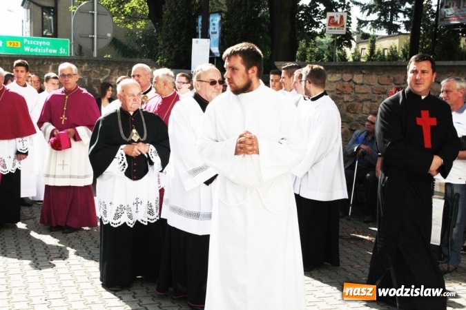 Zdjęcie w galerii na portalu naszwodzislaw.com: Wierni zawitali do Bazyliki Narodzenia Najświętszej Maryi Panny w Pszowie wiadomości z regionu