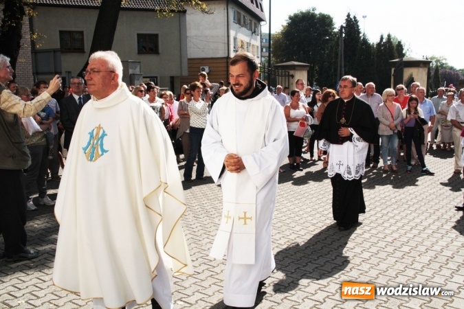 Zdjęcie w galerii na portalu naszwodzislaw.com: Wierni zawitali do Bazyliki Narodzenia Najświętszej Maryi Panny w Pszowie wiadomości z regionu