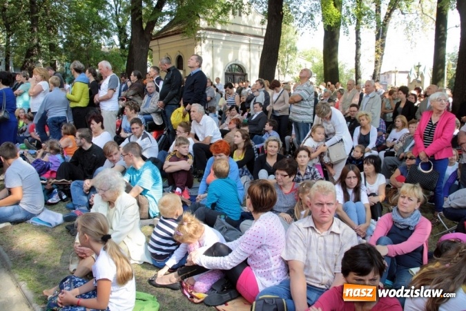 Zdjęcie w galerii na portalu naszwodzislaw.com: Wierni zawitali do Bazyliki Narodzenia Najświętszej Maryi Panny w Pszowie wiadomości z regionu