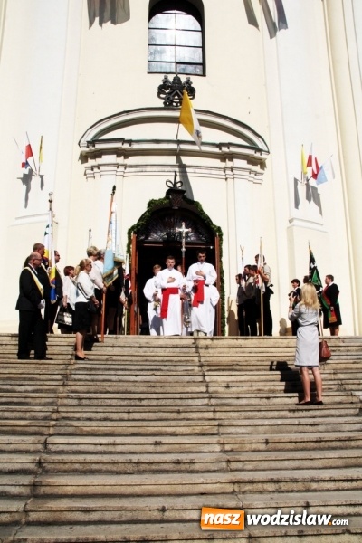 Zdjęcie w galerii na portalu naszwodzislaw.com: Wierni zawitali do Bazyliki Narodzenia Najświętszej Maryi Panny w Pszowie wiadomości z regionu
