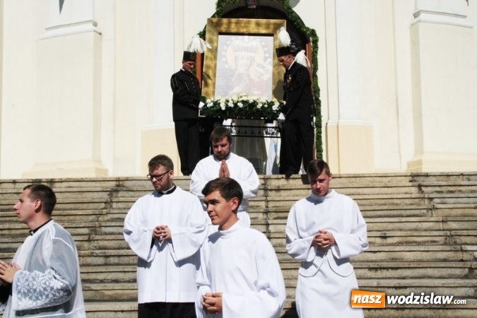 Zdjęcie w galerii na portalu naszwodzislaw.com: Wierni zawitali do Bazyliki Narodzenia Najświętszej Maryi Panny w Pszowie wiadomości z regionu