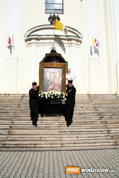 Zdjęcie w galerii na portalu naszwodzislaw.com: Wierni zawitali do Bazyliki Narodzenia Najświętszej Maryi Panny w Pszowie wiadomości z regionu